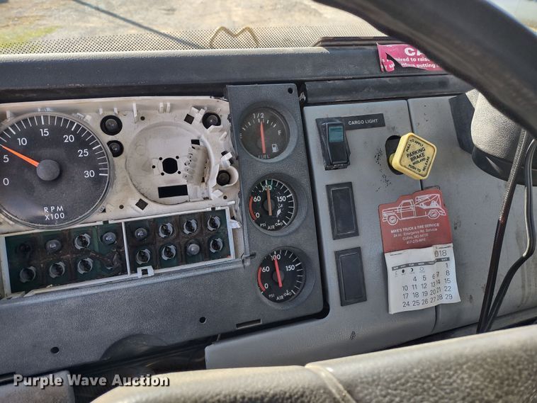 image for item DR8075 1993 Freightliner  applicator truck