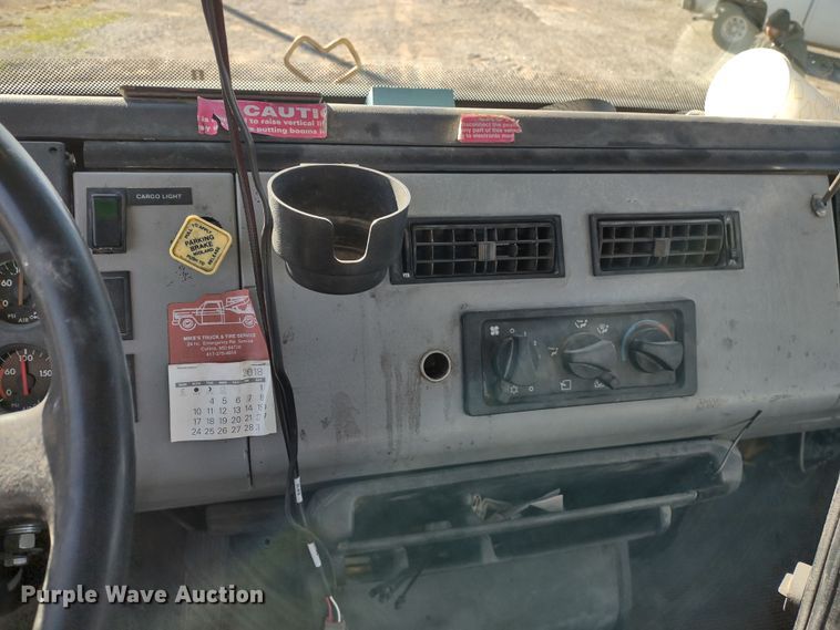 image for item DR8075 1993 Freightliner  applicator truck