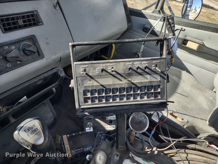 image for item DR8075 1993 Freightliner  applicator truck