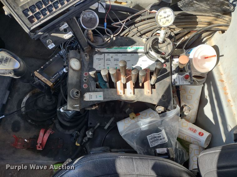 image for item DR8075 1993 Freightliner  applicator truck