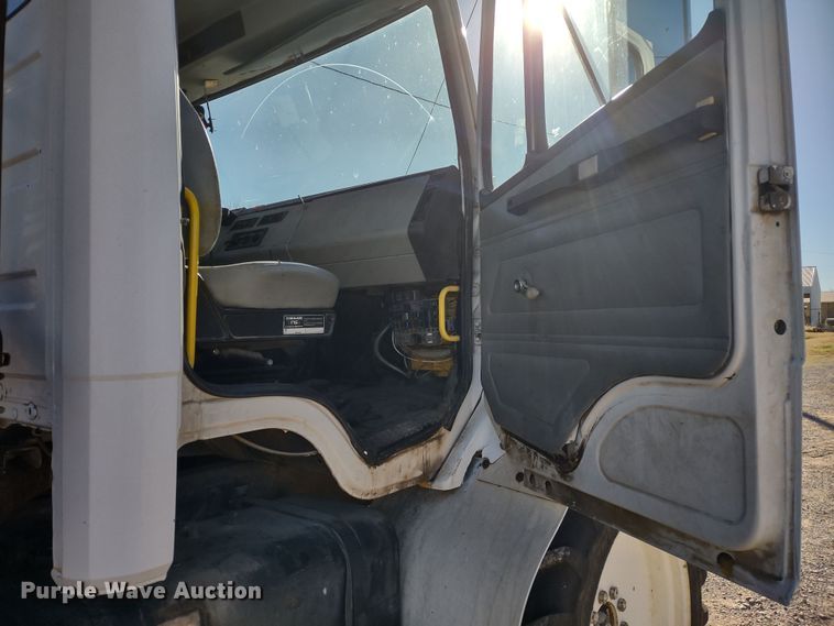 image for item DR8075 1993 Freightliner  applicator truck