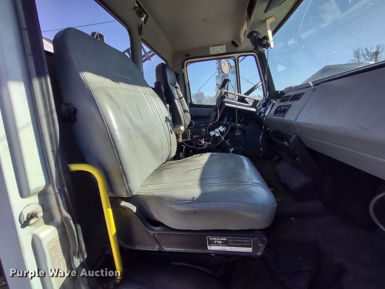 image for item DR8075 1993 Freightliner  applicator truck