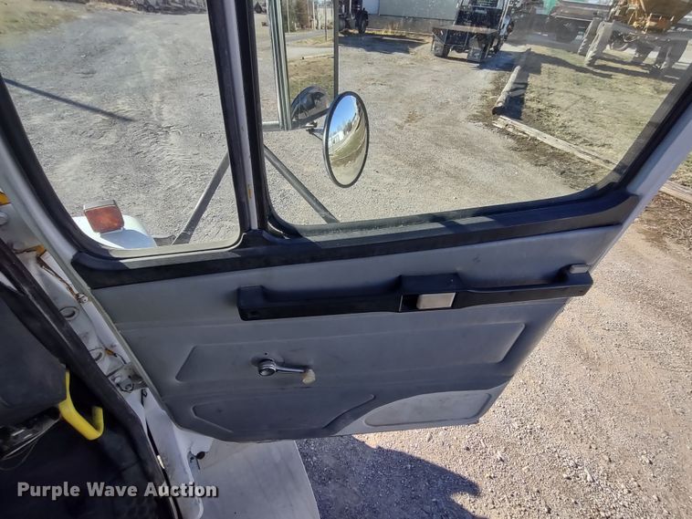 image for item DR8075 1993 Freightliner  applicator truck