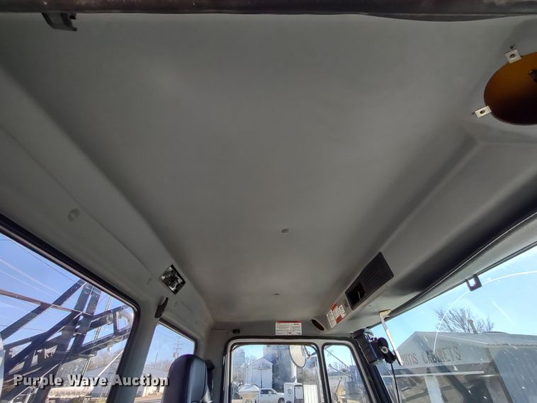 image for item DR8075 1993 Freightliner  applicator truck