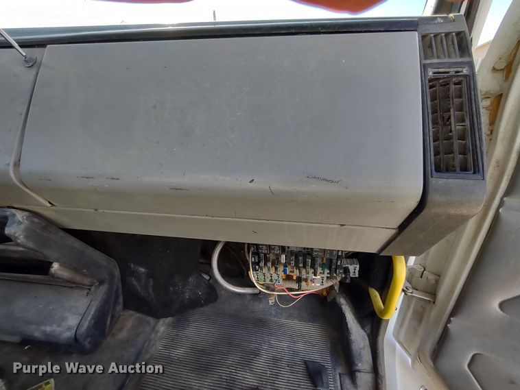 image for item DR8075 1993 Freightliner  applicator truck