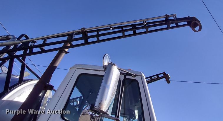 image for item DR8075 1993 Freightliner  applicator truck