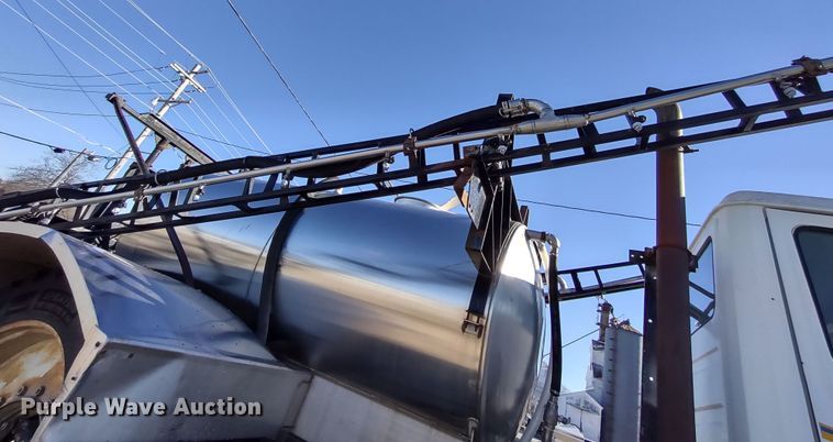 image for item DR8075 1993 Freightliner  applicator truck