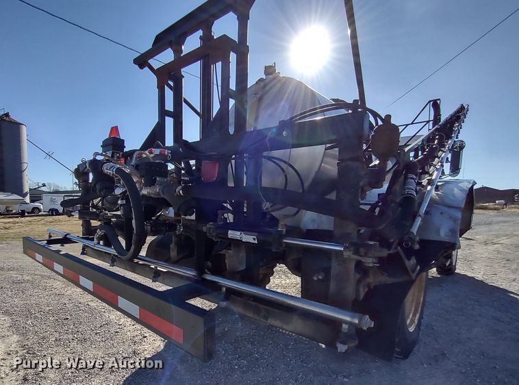 image for item DR8075 1993 Freightliner  applicator truck