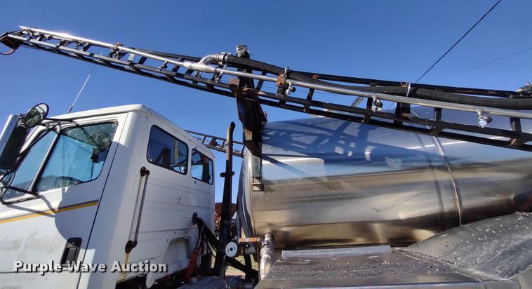 image for item DR8075 1993 Freightliner  applicator truck