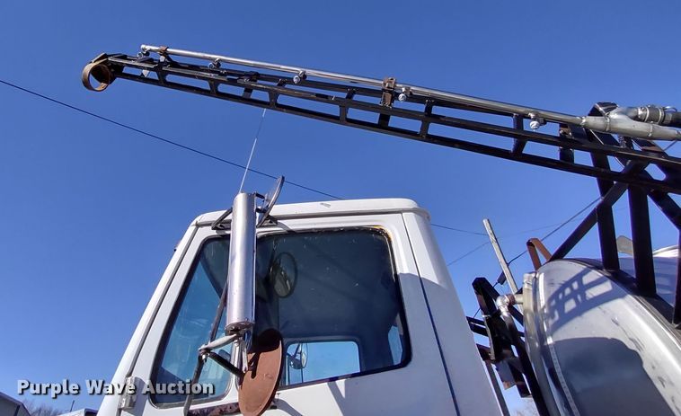 image for item DR8075 1993 Freightliner  applicator truck