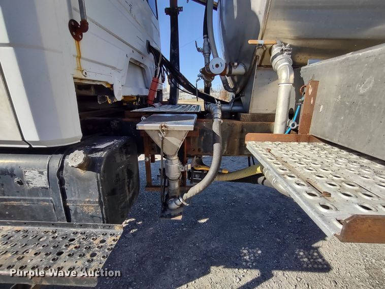 image for item DR8075 1993 Freightliner  applicator truck