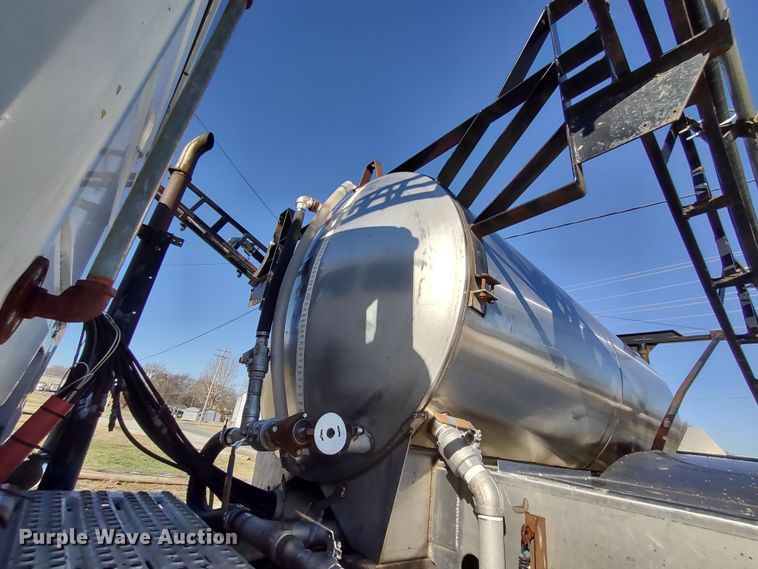 image for item DR8075 1993 Freightliner  applicator truck