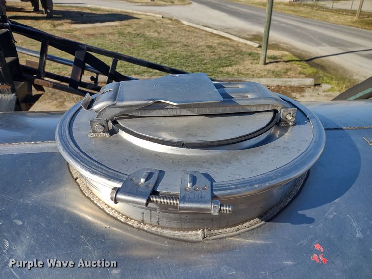 image for item DR8075 1993 Freightliner  applicator truck