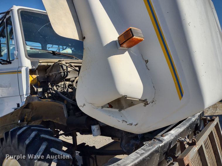image for item DR8075 1993 Freightliner  applicator truck