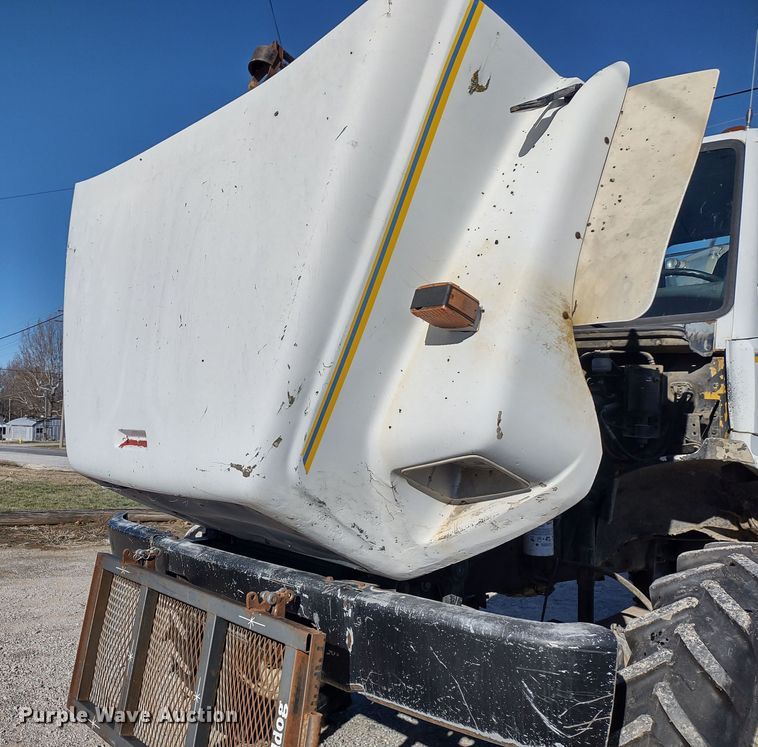 image for item DR8075 1993 Freightliner  applicator truck