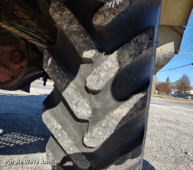 image for item DR8075 1993 Freightliner  applicator truck