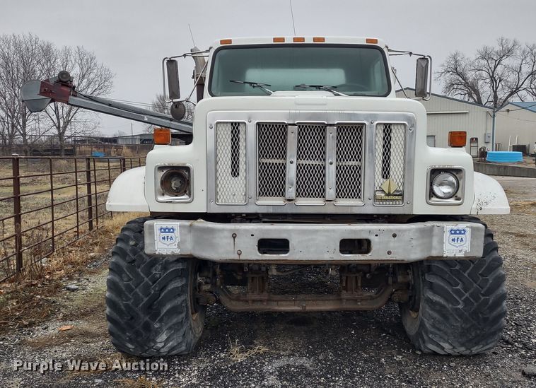 image for item DR8083 1998 International 2554  applicator truck