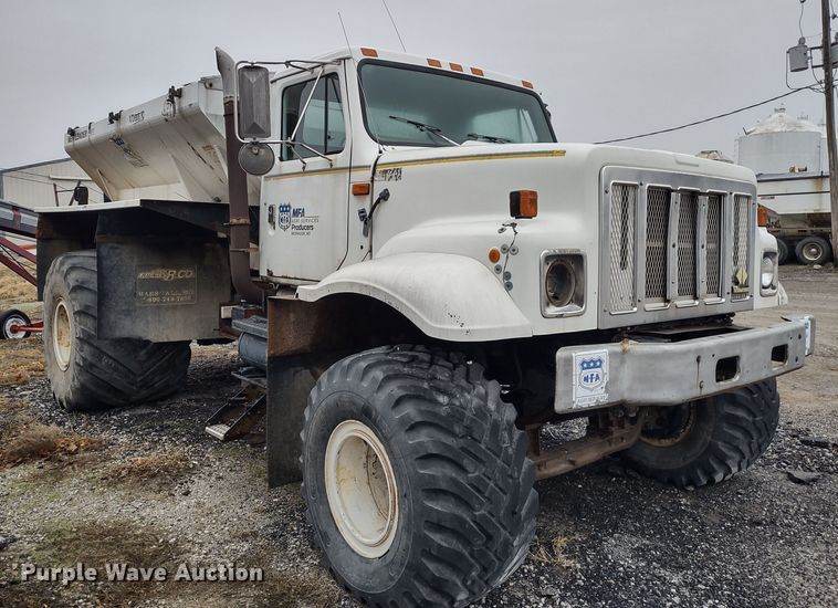 image for item DR8083 1998 International 2554  applicator truck