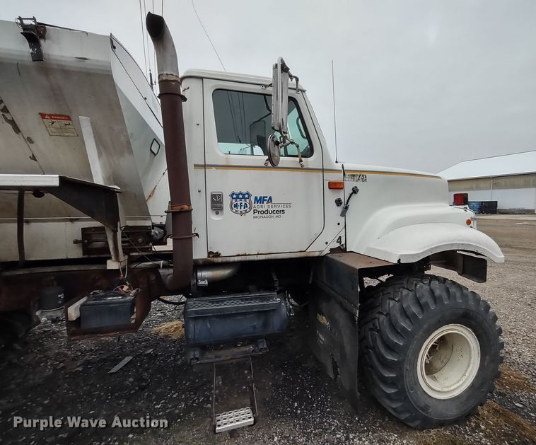 image for item DR8083 1998 International 2554  applicator truck