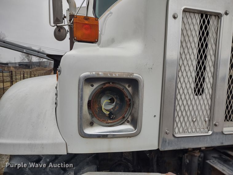 image for item DR8083 1998 International 2554  applicator truck