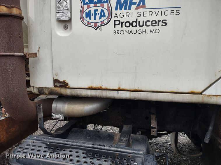 image for item DR8083 1998 International 2554  applicator truck