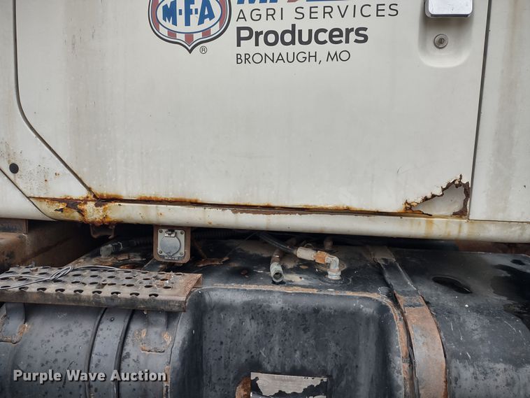 image for item DR8083 1998 International 2554  applicator truck