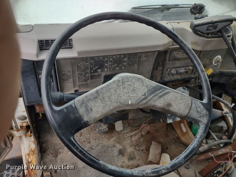 image for item DR8083 1998 International 2554  applicator truck