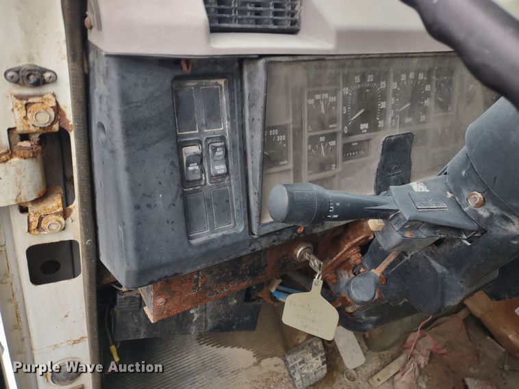 image for item DR8083 1998 International 2554  applicator truck