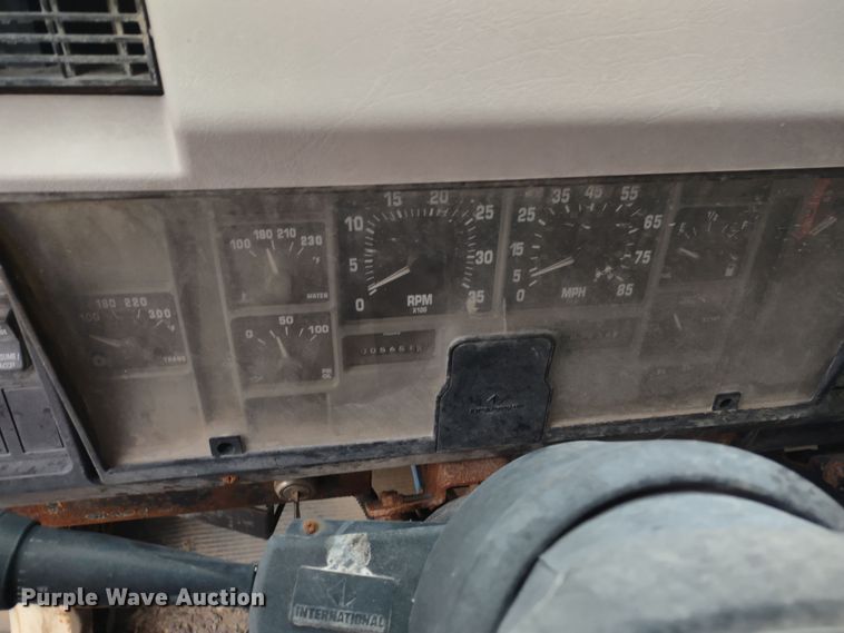 image for item DR8083 1998 International 2554  applicator truck