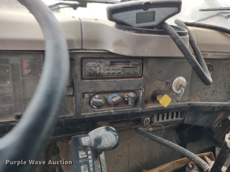 image for item DR8083 1998 International 2554  applicator truck