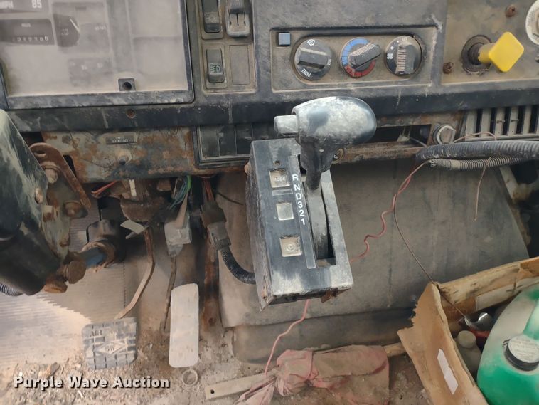 image for item DR8083 1998 International 2554  applicator truck