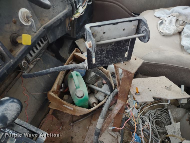 image for item DR8083 1998 International 2554  applicator truck