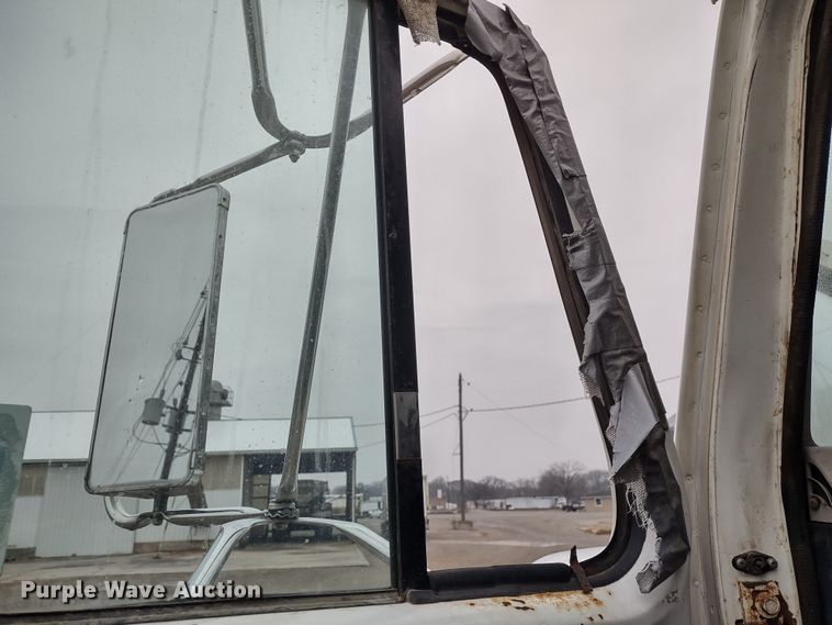 image for item DR8083 1998 International 2554  applicator truck