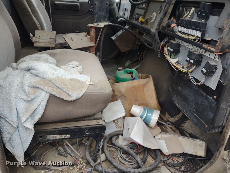 image for item DR8083 1998 International 2554  applicator truck