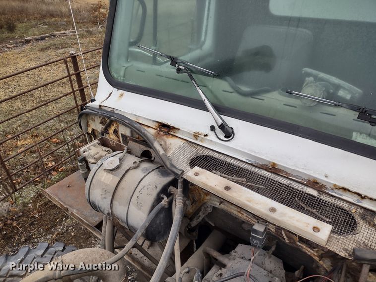 image for item DR8083 1998 International 2554  applicator truck