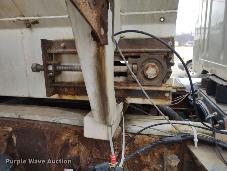 image for item DR8083 1998 International 2554  applicator truck