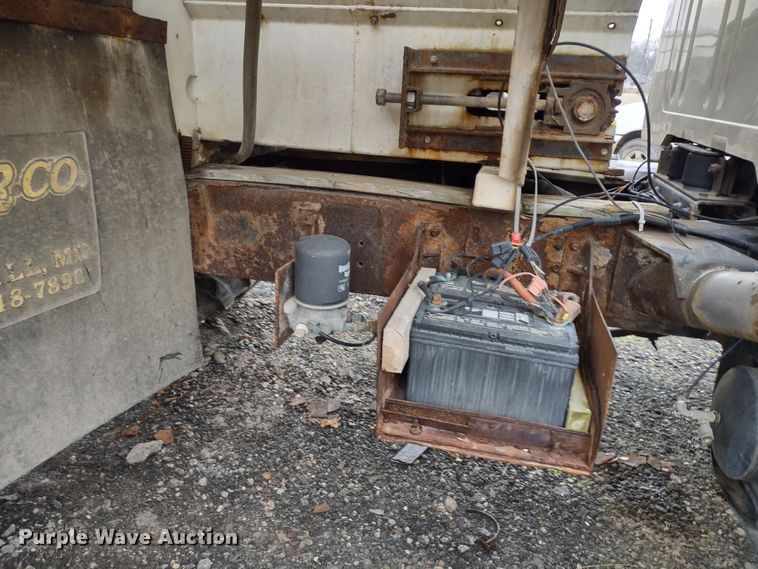 image for item DR8083 1998 International 2554  applicator truck