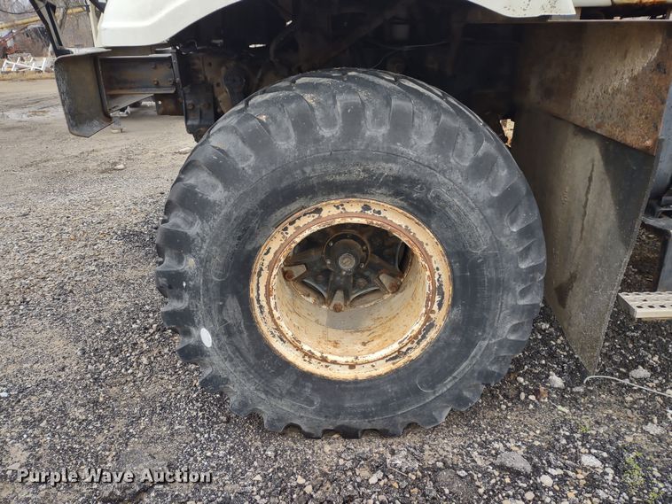 image for item DR8083 1998 International 2554  applicator truck