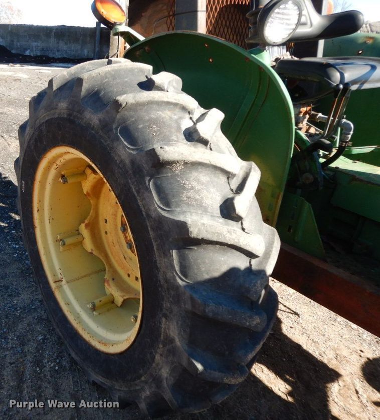 image for item HG9308 1981 John Deere 2040  tractor