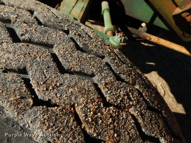 image for item HG9308 1981 John Deere 2040  tractor