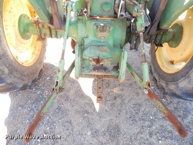 image for item HG9308 1981 John Deere 2040  tractor