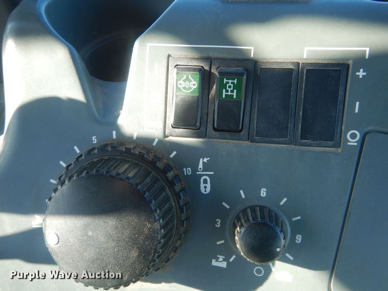 image for item HQ9537 2004 McCormick MTX120  MFWD tractor