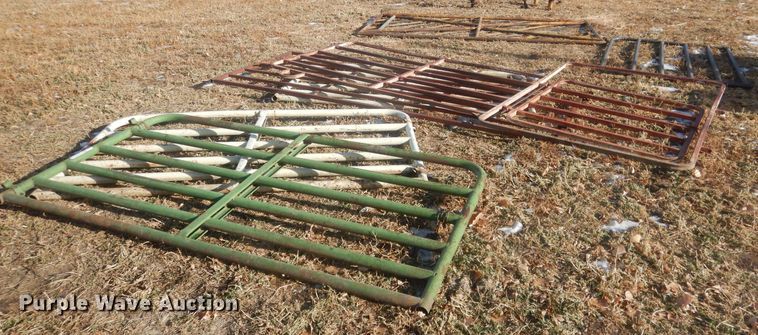 image for item HQ9546 Approx. 21 livestock panels