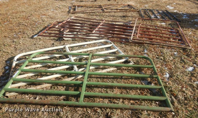 image for item HQ9546 Approx. 21 livestock panels