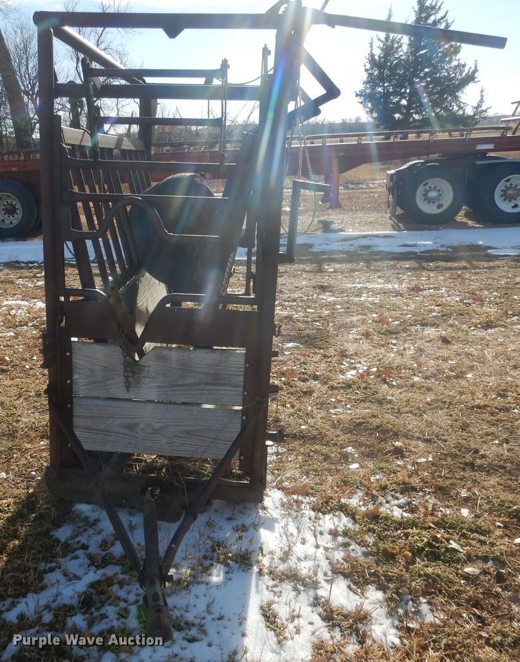 image for item HQ9548 Livestock squeeze chute
