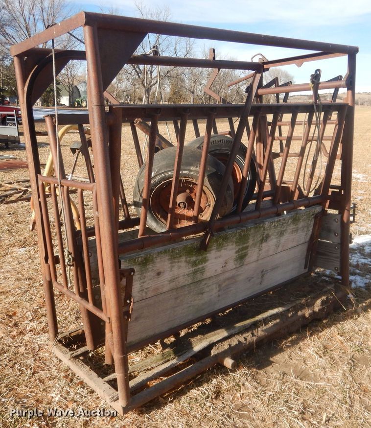 image for item HQ9548 Livestock squeeze chute