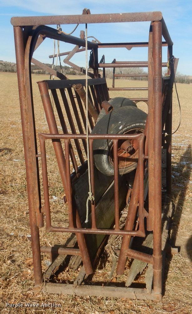 image for item HQ9548 Livestock squeeze chute