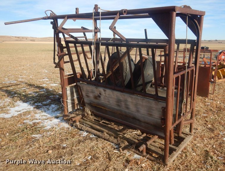 image for item HQ9548 Livestock squeeze chute