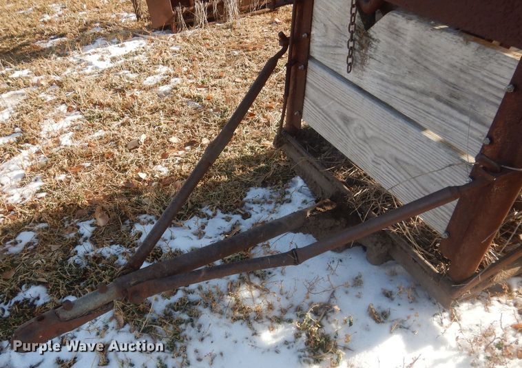 image for item HQ9548 Livestock squeeze chute
