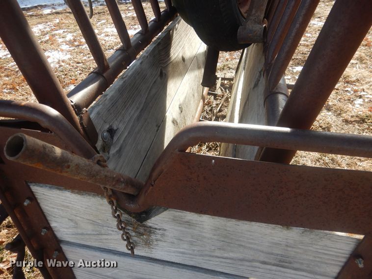 image for item HQ9548 Livestock squeeze chute